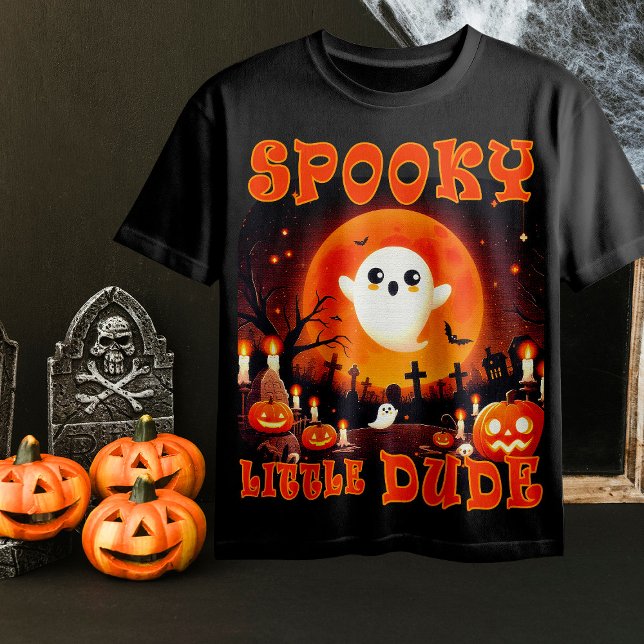 Halloween Friedhof mit niedlichem Geist und Riesen T-Shirt (Von Creator hochgeladen)