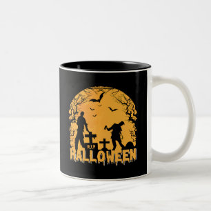 Halloween-Friedhofszene mit Zombien, Fledermäusen Zweifarbige Tasse