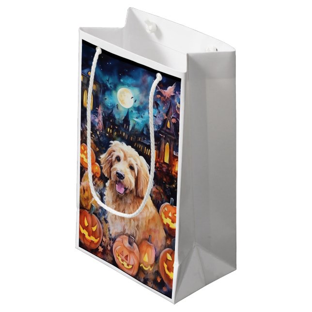 Halloween Goldendoodle mit Pumpkins Beängstigend Kleine Geschenktüte (Vorderseite Schrägansicht)