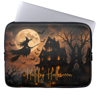 Halloween Gruselige Hexe fliegt über ein Spukhaus Laptopschutzhülle