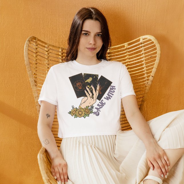 HALLOWEEN HAND HOLING TAROT CARDS | BASIC WITCH T-Shirt (Von Creator hochgeladen)