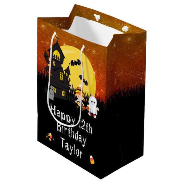 Halloween Happy Birthday Hexe Ghost Orange Mittlere Geschenktüte (Vorderseite Schrägansicht)
