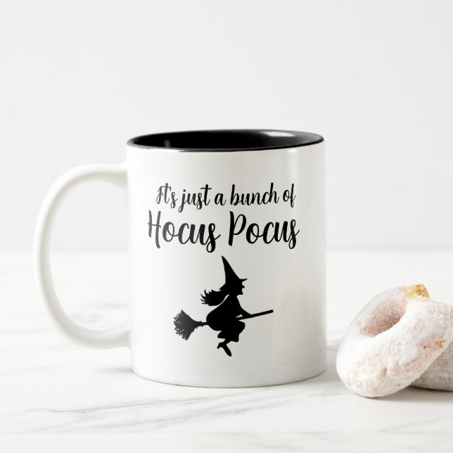 Halloween Hexe auf Broom Flying Hocus Pocus Zweifarbige Tasse (Mit Donut)