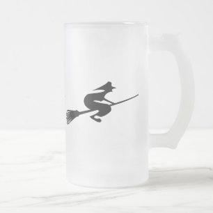 Halloween-Hexe auf Broomstick trinkt Glas Mattglas Bierglas