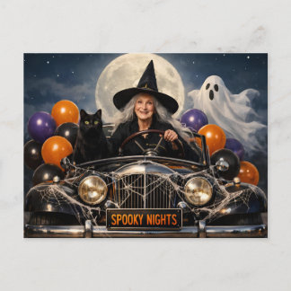 Halloween-Hexe fährt im Vintage-Auto mit Katze Postkarte