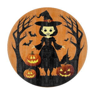 Halloween-Hexe mit Kürbissen in einer unheimlichen Schneidebrett
