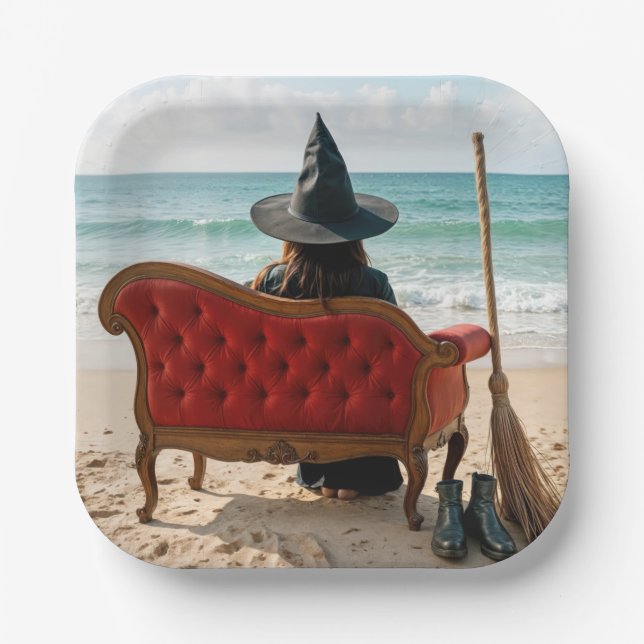 Halloween Hexe sitzt auf einem Sofa an der Küste Pappteller (Vorderseite)
