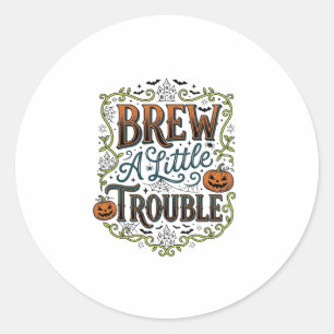 Halloween-Hexen-Typografie Braut Ein Wenig Ärger_1 Runder Aufkleber