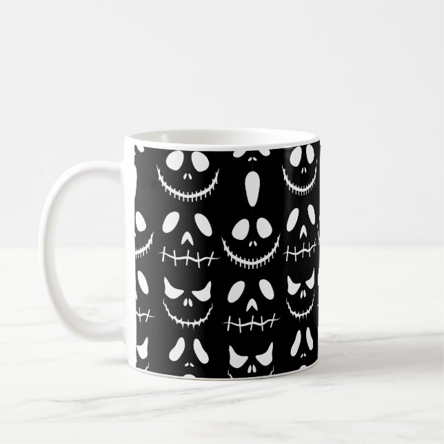 Halloween Hintergrund. Nahtloses Muster mit Halbwe Kaffeetasse (Links)