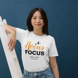 Halloween Hocus Focus, ich brauche Kaffee, um mich T-Shirt