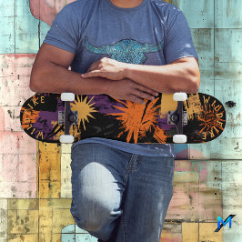 Halloween-Inspiriertes Graffiti mit Sunburst-Muste Skateboard