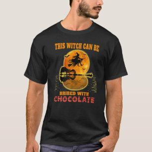Halloween kann diese Hexe mit Schokolade bestechen T-Shirt