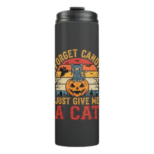 Halloween-Katze vergisst Süßigkeiten und gibt mir Thermosbecher