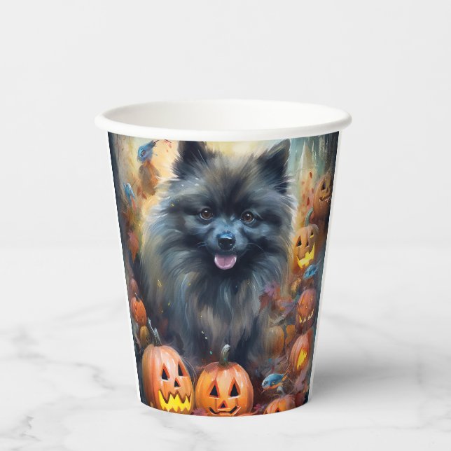 Halloween Keeshond mit Pumpkins Beängstigend Pappbecher (Vorderseite)