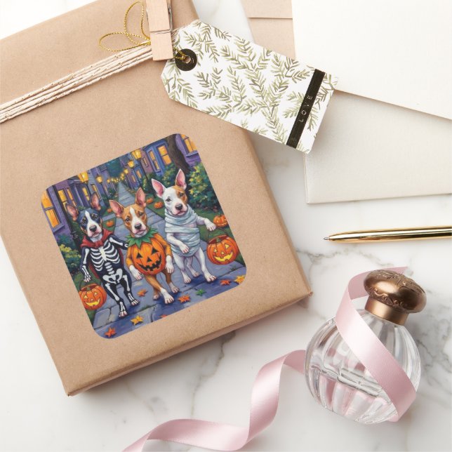 Halloween-Kostüme von Bull Terrier Trick oder Trea Quadratischer Aufkleber (Schenken)