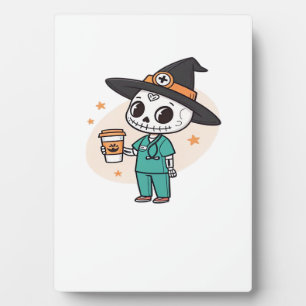 Halloween-Krankenschwester mit Kaffee, die einen H Fotoplatte