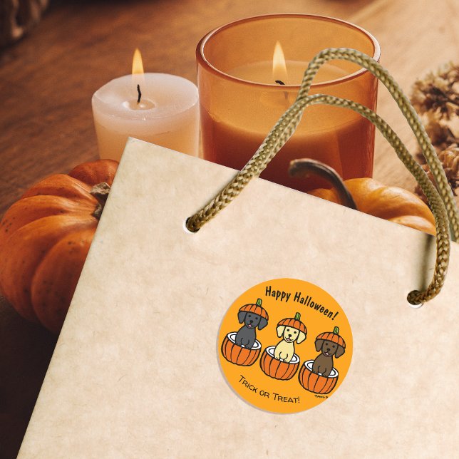 Halloween Labrador Puppies und Pumpkins Runder Aufkleber (Happy Halloween Labrador Puppies and Pumpkins Stickers for Labrador Owners.  Cute Cartoon Design.)