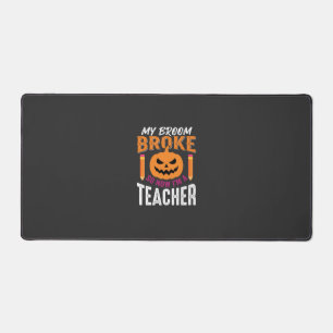 Halloween-Lehrer-Besen-Zerbrochener-Kürbis-Design Schreibtischunterlage