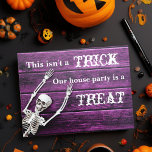 Halloween Lila Skeleton Custom House Party Postkarte<br><div class="desc">Das ist kein Trick, unser Party zu Hause ist eine Leckerei. Eine niedliche Hälfte zwischen Haus Erwärmung Party Postcard Einladung oder Wechsel der Adresse Karte für eine Familie, die im Monat Oktober verschoben hat. Ein lustiges Skelett an einer lila, spukhaften Wand, um Leute auf Ihrer neuen Zuhause für eine lustige...</div>