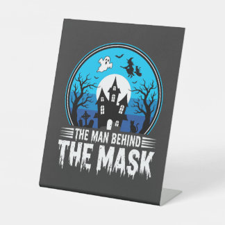Halloween Mann hinter der Maske Spukhaus Sockelschild