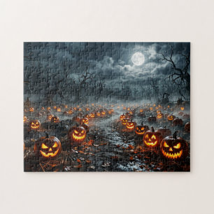 Halloween mit gruseligen Bäumen und Kürbislaternen