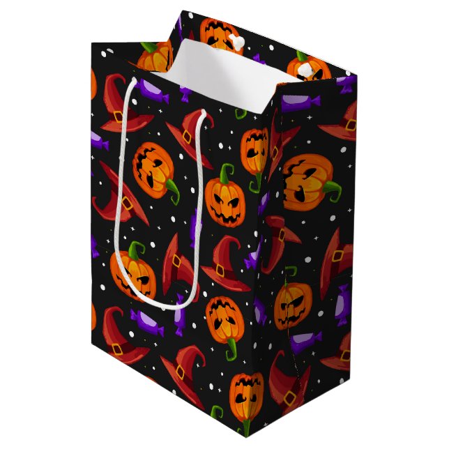 Halloween Modern Pumpkin Hexenhut Candy Pattern Mittlere Geschenktüte (Vorderseite Schrägansicht)