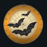 Halloween Mond mit Fledermäusen Dartscheibe<br><div class="desc">Dieses Dartboard hat einen dunkelorangen Hintergrund,  der Mond in der Mitte und drei Fledermäuse fliegen vor dem Mond.</div>