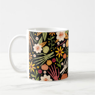 Halloween nahtloses Muster mit Knochen und Blumen Kaffeetasse