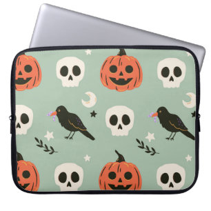 Halloween nahtloses Muster mit Raben, Totenköpfen Laptopschutzhülle