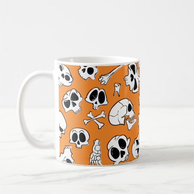 Halloween nahtloses Muster mit Schädel und Knochen Kaffeetasse (Links)