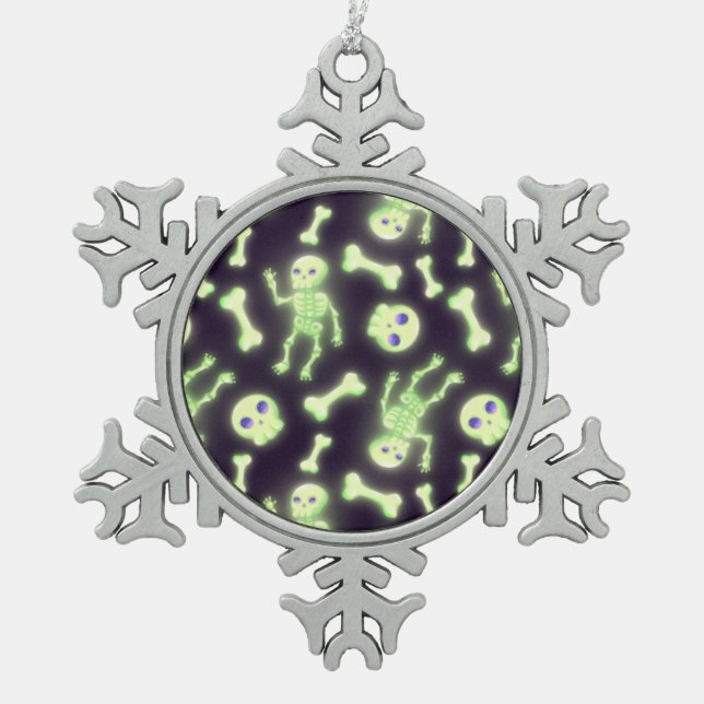 Halloween Niedlich Spooky Glowing Skelettknochen S Schneeflocken Zinn-Ornament (Vorderseite)