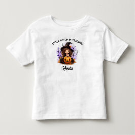 Halloween Niedliche Hexe im Training Kleinkind T - T-shirt