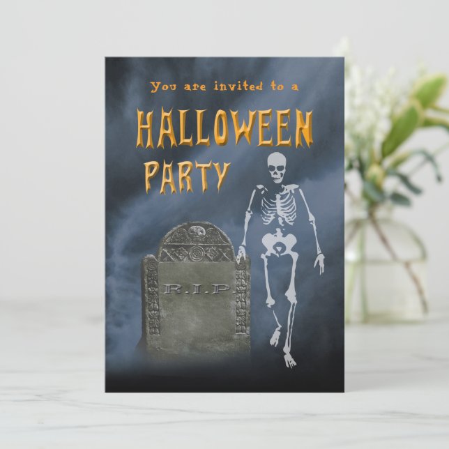 Halloween-Party Skelett und antiker Grabstein Einladung (Stehend Vorderseite)