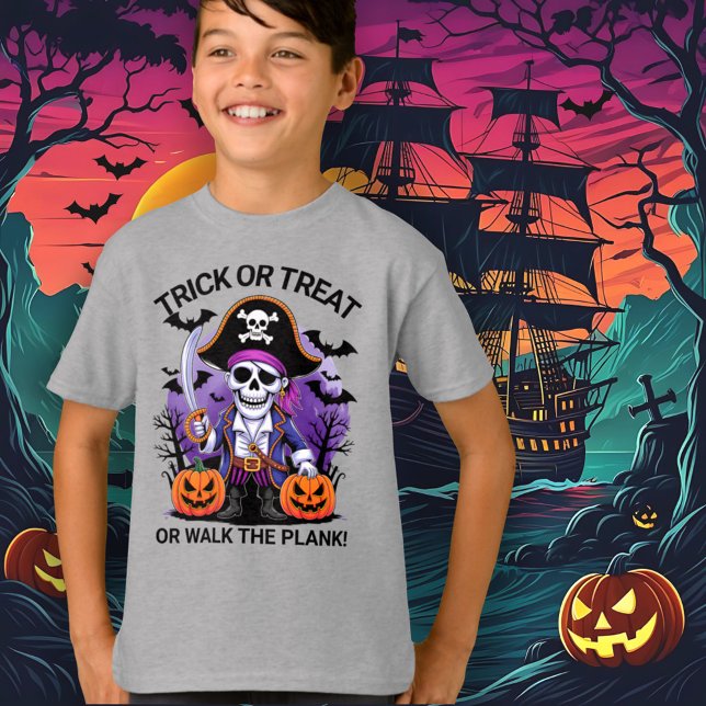 Halloween Pirate Trick or Treat or Walk the Plank T-Shirt (Von Creator hochgeladen)