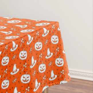 Halloween Pumpkin Hexenhut auf Großorange Tischdecke