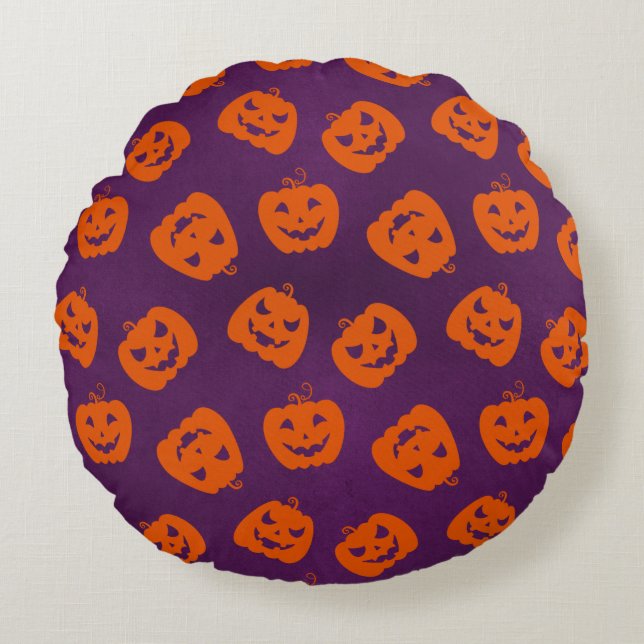 Halloween Pumpkins im Lila Hintergrundemuster Rundes Kissen (Vorderseite)