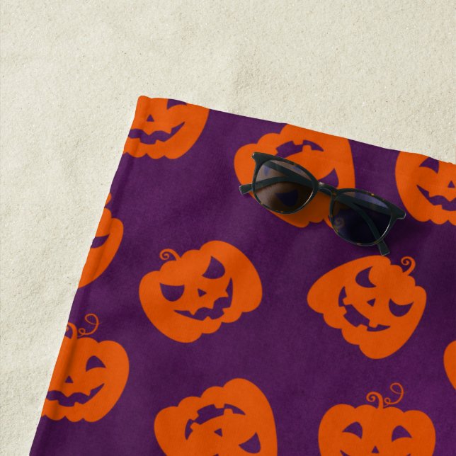 Halloween Pumpkins im Lila Hintergrundemuster Strandtuch (Beispiel)