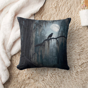 Halloween-Rabe in einem unheimlichen Wald Kissen