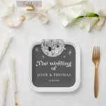 Halloween Retro Disco Spiders & Disco Ball Wedding Pappteller<br><div class="desc">Mit der "Halloween Retro Disco Spiders" Wedding Invitation Suite verbinden sich unheimlicher Charme und grobkörniger Glamour,  der Ihren Gästen einen ganz besonderen Zauber verleiht! Das einzigartige Ensemble mit seinen schwarzen Spinnen,  dem glitzernden Silberdisco-Ball und dem faszinierenden Bogendesign verleiht dem Ganzen den Geist der Saison. #zazzlemade</div>