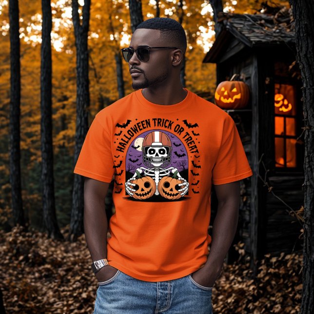 Halloween Skeleton Football Player Trick oder Treu T-Shirt (Von Creator hochgeladen)