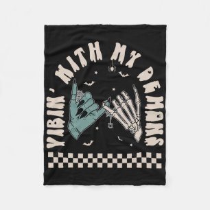 Halloween Skeleton Hand Funny Vibing mit meinem Dä Fleecedecke