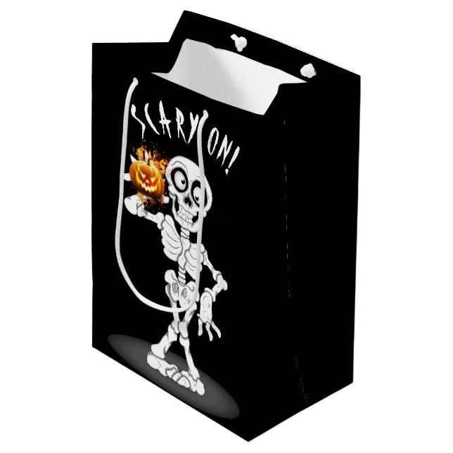 Halloween Skeleton Holding a Jack-o-lantern Mittlere Geschenktüte (Vorderseite Schrägansicht)