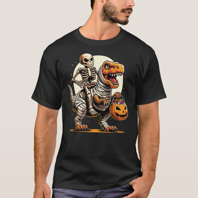 Halloween Skeleton Riding Mummy Dinosaur T-Shirt (Vorderseite)