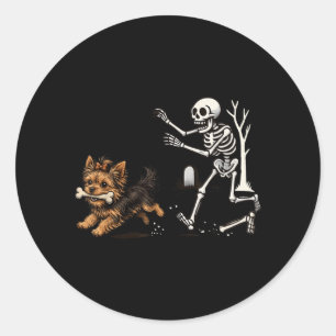Halloween-Skelett jagt Yorkie-Hund gruseliger Hund Runder Aufkleber