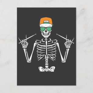 Halloween-Skelett Rockhand spielt Schlagzeug Postkarte