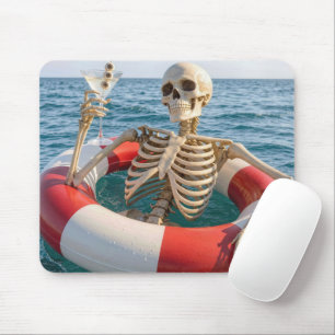 Halloween-Skelett schwebt in einem Rettungsring  Mousepad