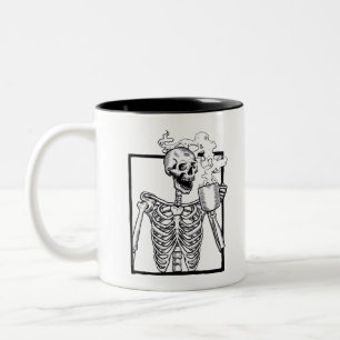 halloween skelett trinkt Kaffee lustig Zweifarbige Tasse