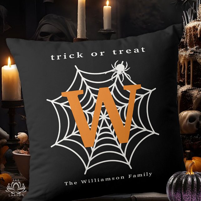 Halloween Spider Web Trick oder Treat Monogram Kissen (Von Creator hochgeladen)