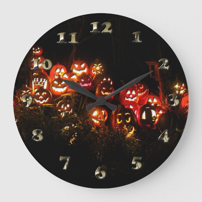 Halloween-Szene gefüllt mit Kürbislaternen Große Wanduhr (Vorderseite)