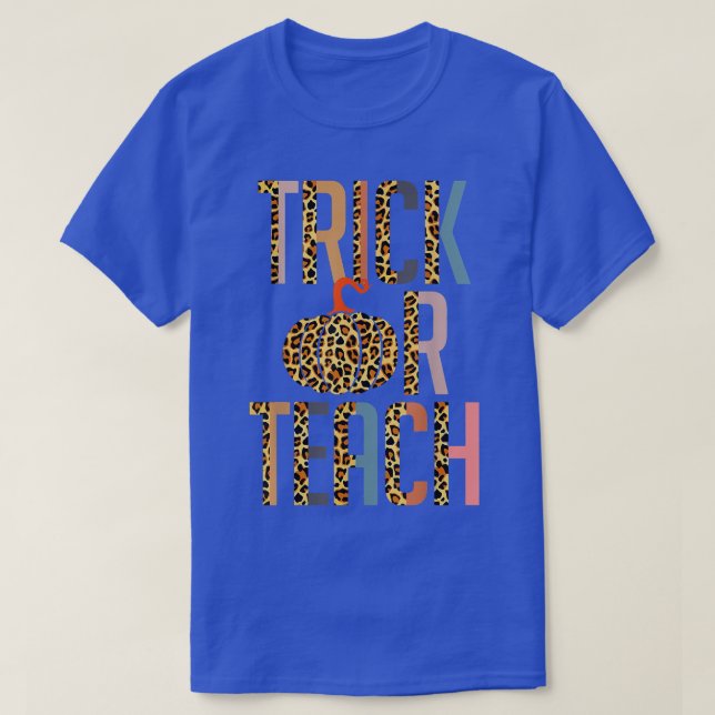 Halloween Teacher Gift Trick Or Teach Leopard Pump T-Shirt (Design vorne)